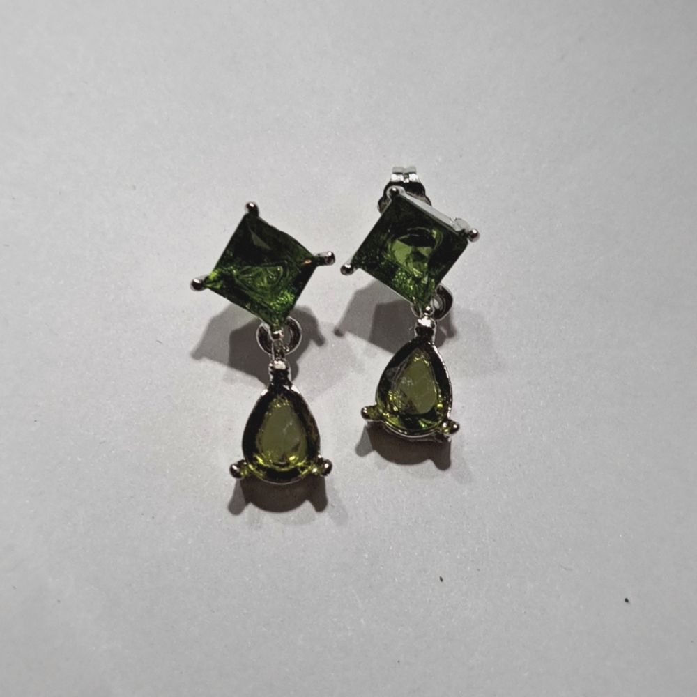 Nwot peridot earrings month of August